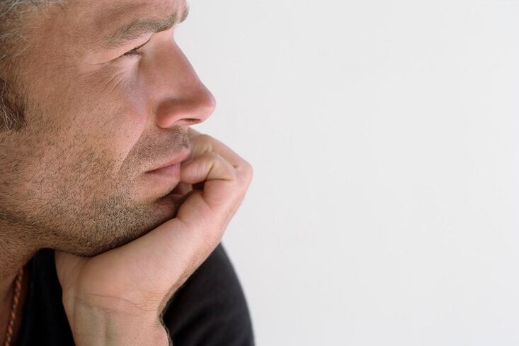 gizon bat zakila handitzeaz pentsatzen ari da