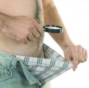 gizon batek prakak behera begiratu eta zakila gelarekin handitu nahi du